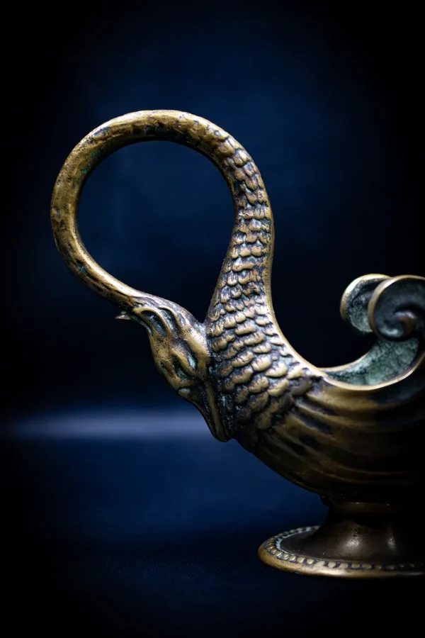 Détail de la poignée en forme de cou de cygne sur une aiguière en bronze patiné par Max Le Verrier.