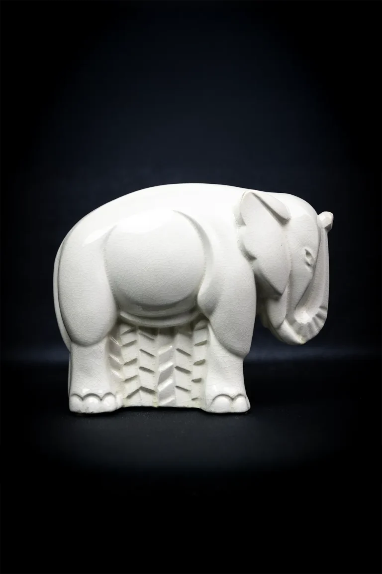 Éléphant Lemanceau faïence craquelée Art Déco, vue de profil côté gauche, trompe relevée, volumes synthétiques caractéristiques