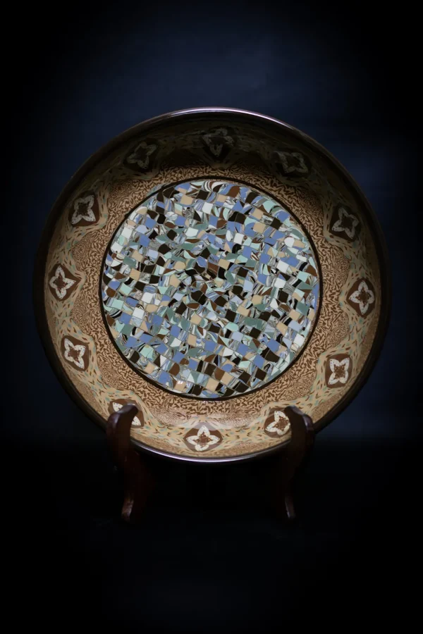 Grande coupelle de Jean Gerbino en mosaïque d'argile avec motifs complexes, sur présentoir