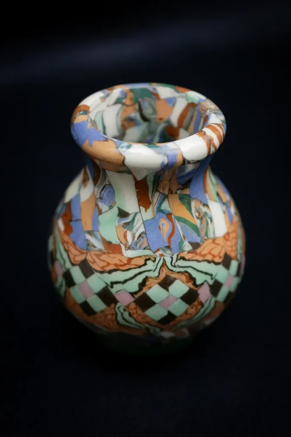 Petit vase en céramique émaillée de Jean Gerbino, motifs géométriques et couleurs vives en terre mêlée, vue en légère plongée