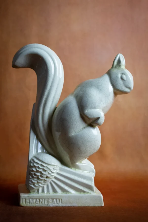 Sculpture d'écureuil en faïence émaillée craquelée beige par Charles Lemanceau, vue de profil droit