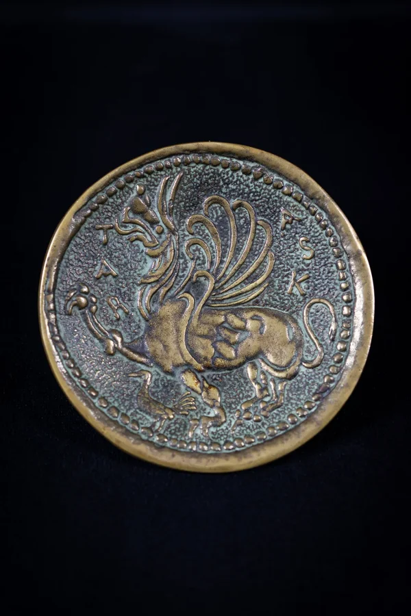 Vue de face de la coupelle en bronze patiné par Max Le Verrier, mettant en évidence la tarasque.