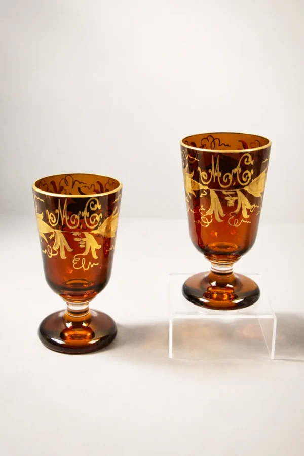 Photo de présentation coupes en verre ambré de Bohème monogrammé MC en vente sur la boutique en ligne Maison Quand Même
