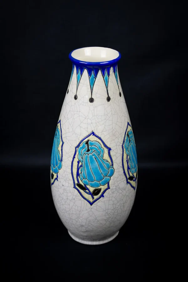 Vue de face du vase en faïence craquelée de Maurice Dufrêne