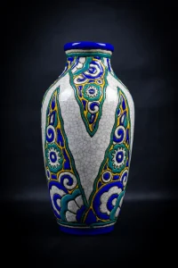 Vue de face du vase fuselé en faïence craquelée de Charles Catteau au décor 1101.