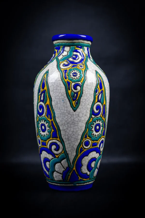 Vue de face du vase fuselé en faïence craquelée de Charles Catteau au décor 1101.
