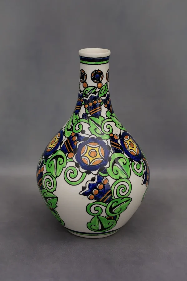 Vase en céramique Boch Frères à décor de feuillages stylisés.