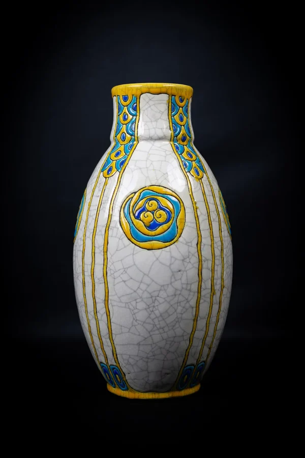 Vue de face du vase en faïence craquelée Art déco de Charles Catteau