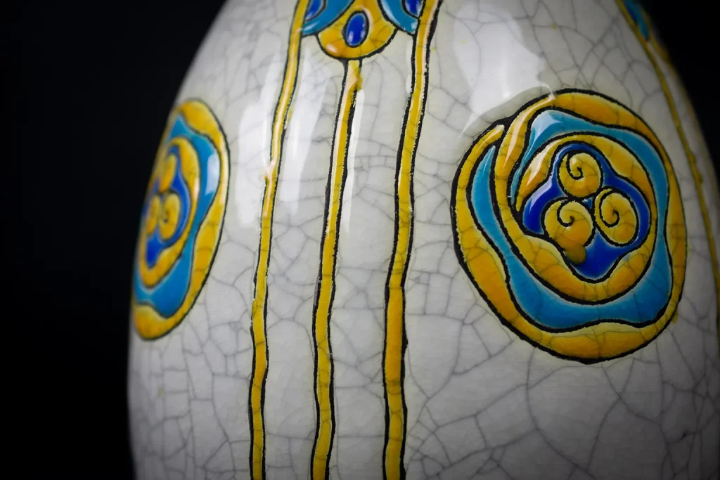 Détail du décor du vase en faïence craquelée Art déco de Charles Catteau.