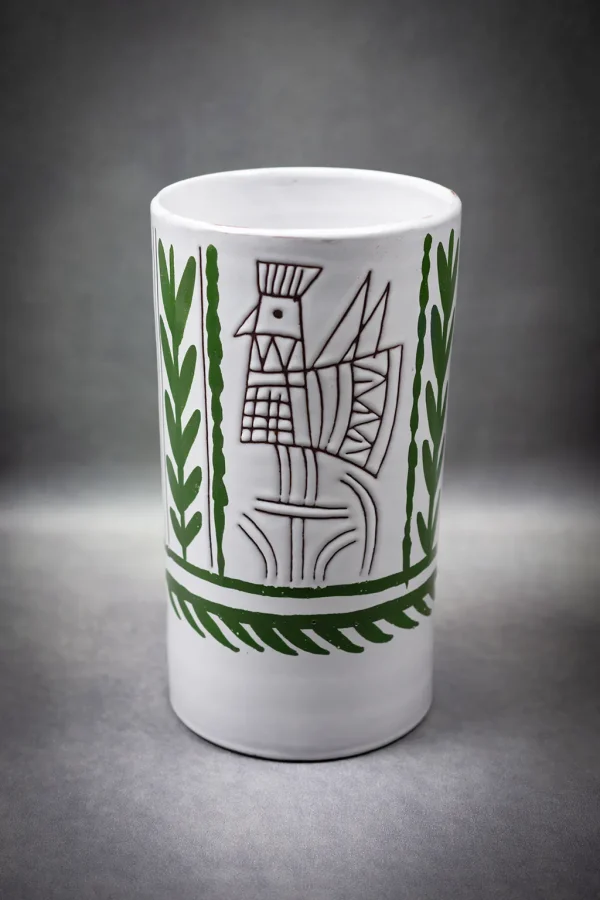 Grand vase en faïence émaillée blanche de Michel Barbier avec décor incisé d'un coq stylisé.