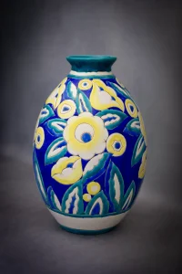 Grand vase Keramis en faïence bleu avec décor floral 1558, vue de trois-quarts.