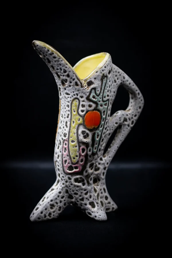 Vase pichet en céramique émaillée à décor abstrait polychrome par Marius Bessone, vue de trois quarts