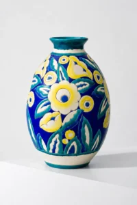 Photo de présentation vase en faïence émaillée décor de fleurs fond bleu Boch Frères Keramis vendue sur la boutique en ligne Maison Quand Même