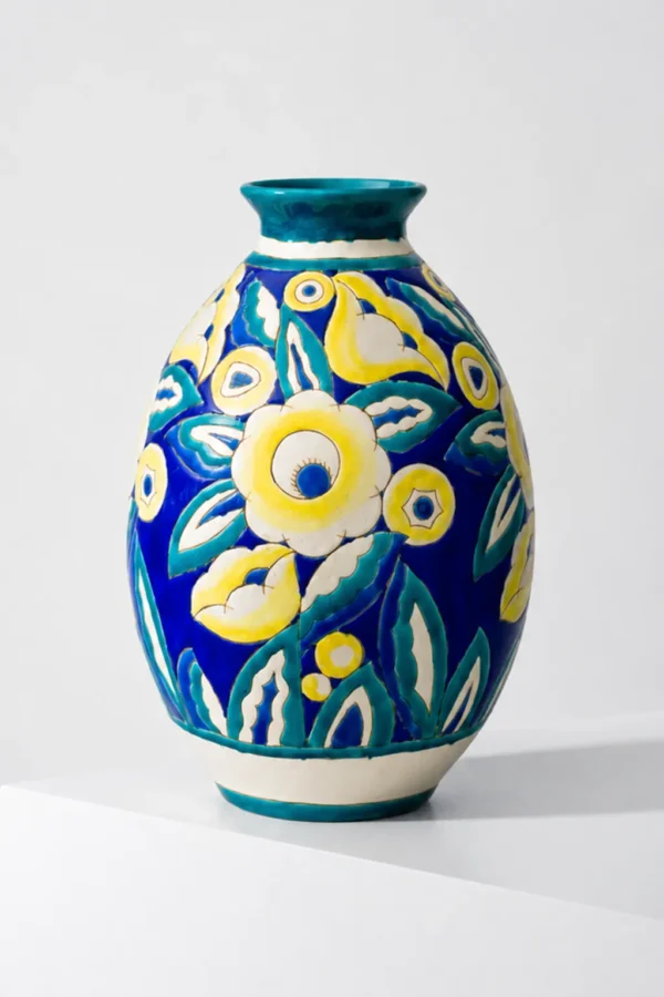 Photo de présentation vase en faïence émaillée décor de fleurs fond bleu Boch Frères Keramis vendue sur la boutique en ligne Maison Quand Même