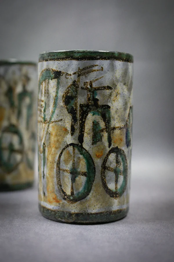 Détail du décor à l'antique d'un verre du service de Joel Baudouin.