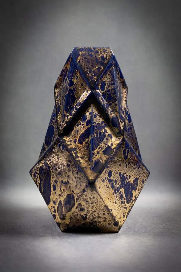 Vue de face du vase géométrique en faïence émaillée bleu et or d'André Fau & Marcel Guillard pour la Manufacture de Boulogne sur Seine.