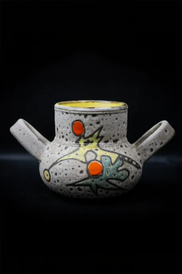 Pot à deux anses en céramique de Marius Bessone avec motifs abstraits polychromes, de face