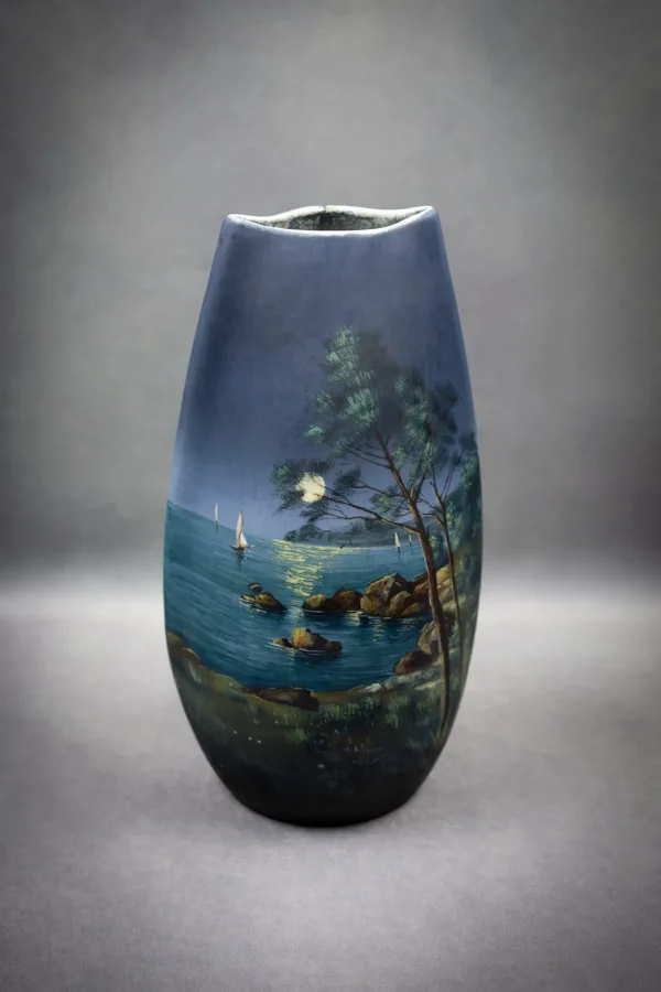 Vase en faïence émaillée par Jérôme Massier, vue de face