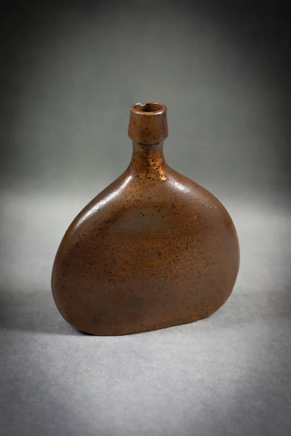 Vue de trois quarts du vase soliflore en grès brun par Roland Zobel, atelier des Cyclades à Anduze