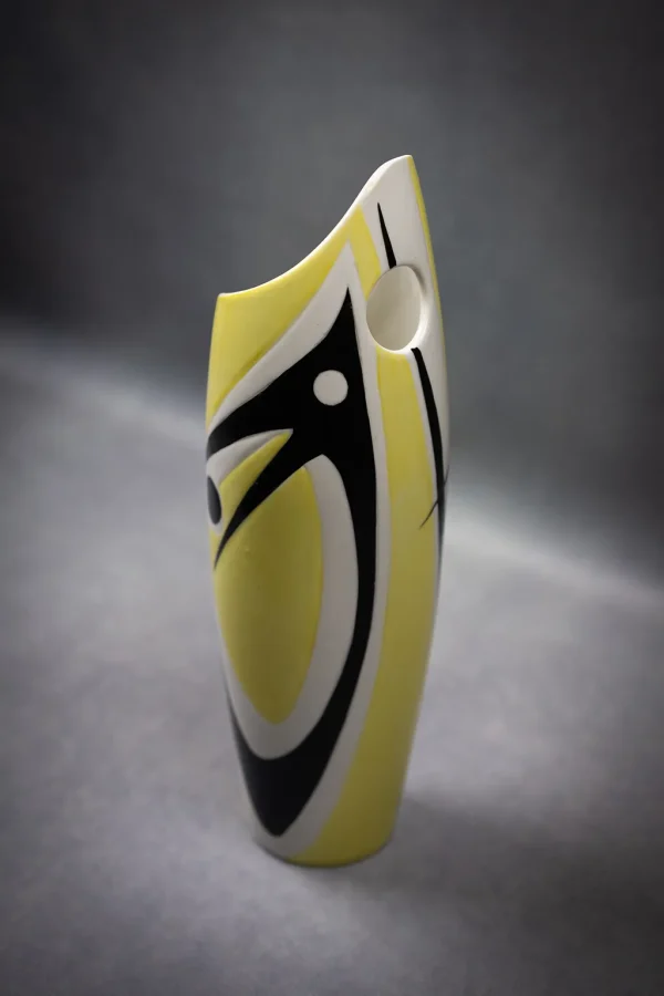 vase noir et jaune de Janos Török pour Zsolnay. Vue de trois quarts