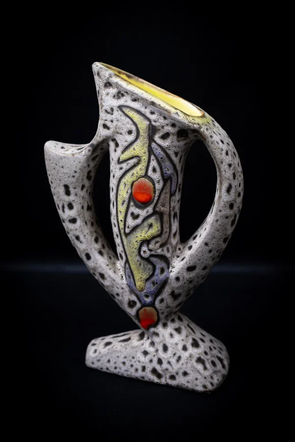 Vase pichet à deux anses en céramique de Marius Bessone, de trois-quarts