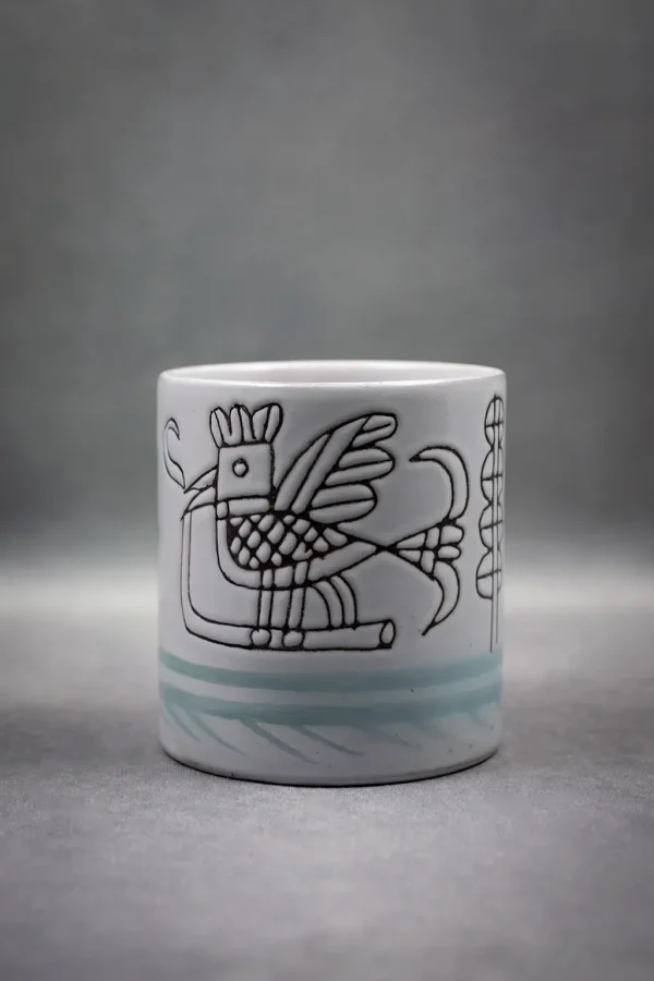 Vue de face du pot de Michel Barbier montrant le coq stylisé.