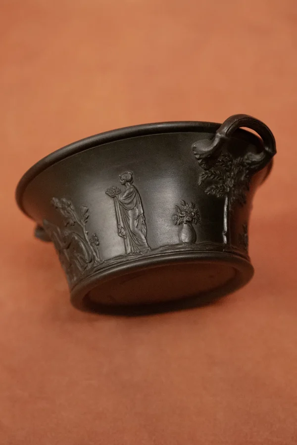 Coupe à anses en céramique brune Wedgwood vue, coupe couchée avec frise antique.