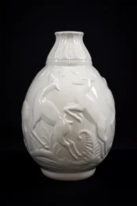 Vue générale du vase Art Déco "Six Biches", Boch Frères La Louvière, faïence blanche.