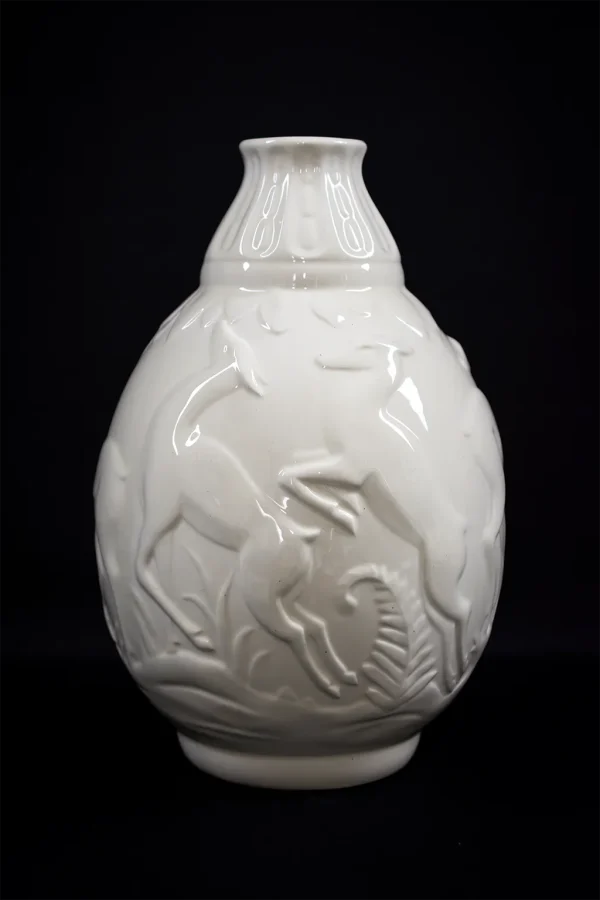 Vue générale du vase Art Déco "Six Biches", Boch Frères La Louvière, faïence blanche.