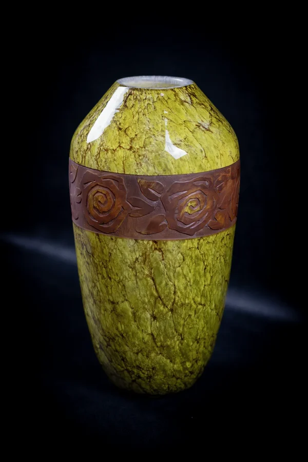 Vase Legras en verre marmoréen jaune et brun à frise de rose stylisé.