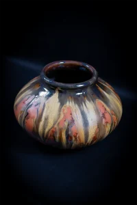 Vase en grès flammé ocre et rouge de la Faïencerie de Bouffioulx, vue de trois-quarts.