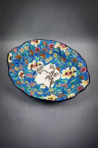 Coupe en émail cloisonné de Longwy vue de face, décor floral sur fond bleu et médaillon étoilé