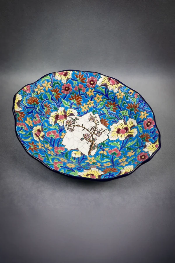 Coupe en émail cloisonné de Longwy vue de face, décor floral sur fond bleu et médaillon étoilé