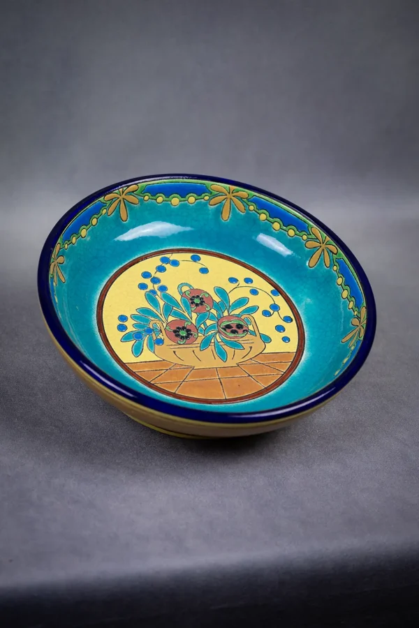 Coupe en émail cloisonné de Longwy vue de trois quart, décor floral sur fond jaune et bleu