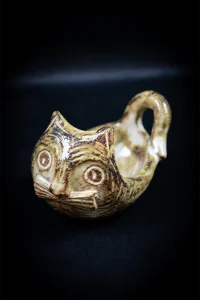 Vide-poche en céramique figurant un chat d’Olivier Pettit, vue de trois quart portrait