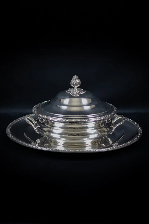Ensemble légumier et plateau assorti en métal argenté avec frises feuillagées.