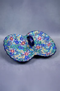 Mendiant en faïence de Longwy avec décor floral polychrome sur fond bleu, vue de trois quart