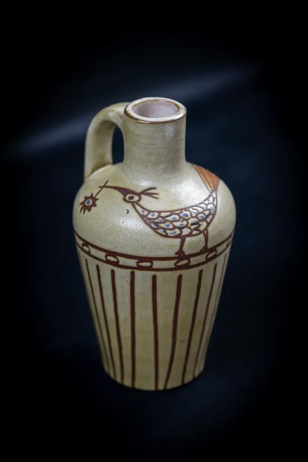 Vase à anse latérale par Olivier Pettit, décor incisé d’oiseaux stylisés