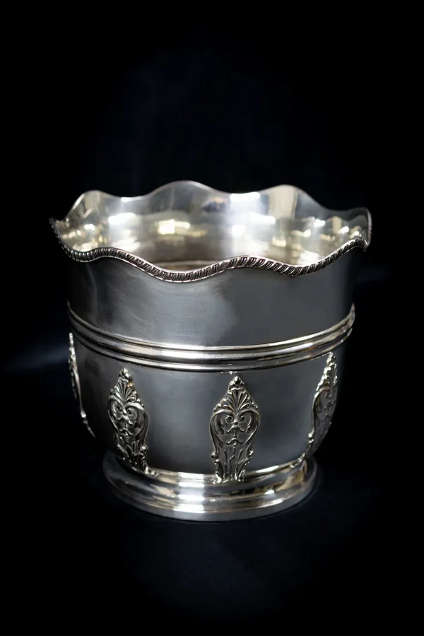 eau à rafraîchir en métal argenté avec bord ondulé et motifs style Bérain
