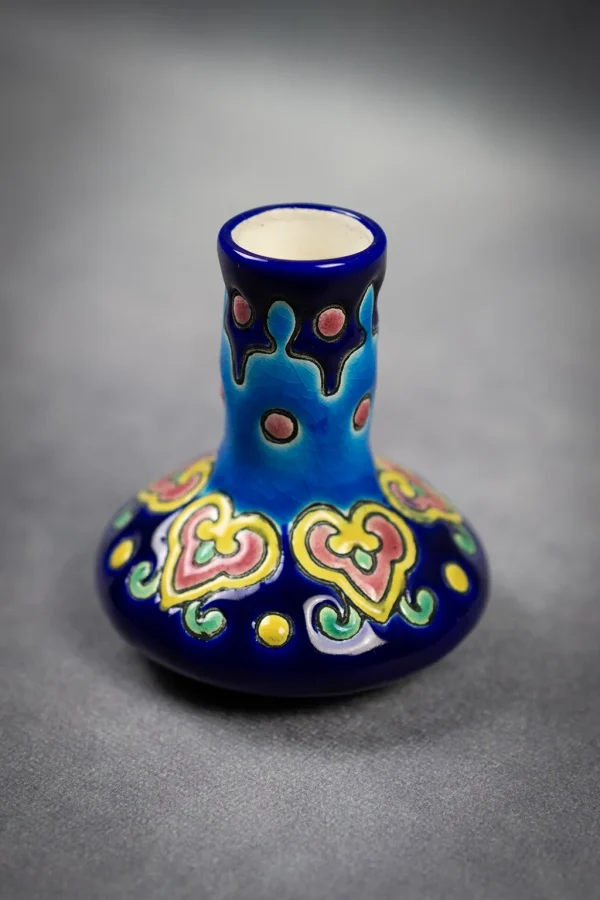 Vase miniature en émaux de Longwy, vue de face