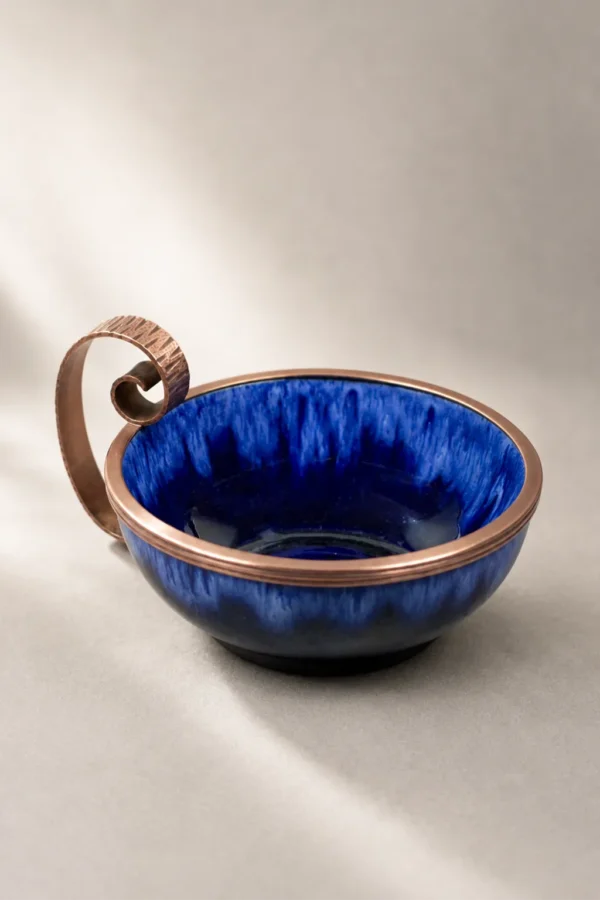 Photo de présentation coupe en verre bleu monture en bronze André Villien vendue sur la boutique en ligne Maison Quand Même