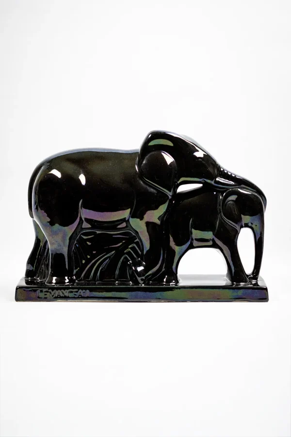 Détail frontal des éléphants avec reflets métallisés sur l’émail.