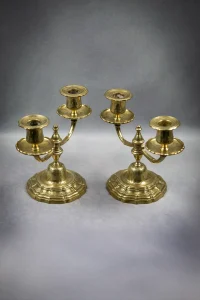 Vue plongeante sur la paire de candélabres