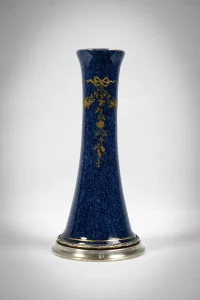 Vase soliflore en porcelaine émaillée bleu nuit avec décor doré et monture en argent de Paul Milet