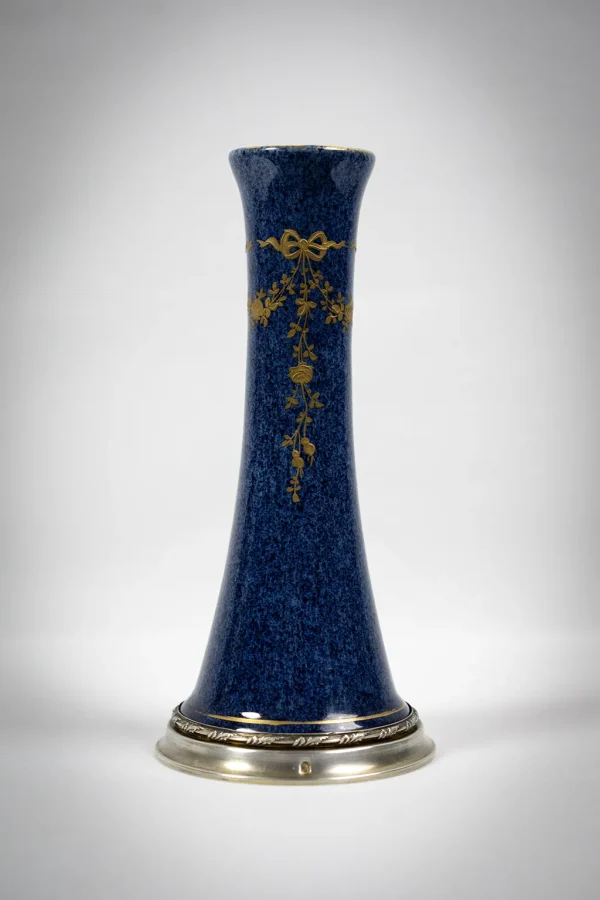 Vase soliflore en porcelaine émaillée bleu nuit avec décor doré et monture en argent de Paul Milet
