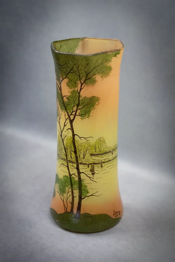 Vase hexagonal signé Legras en verre peint et émaillé, vue de 3/4