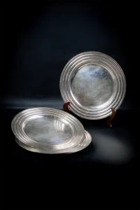 Assiettes en métal argenté Christofle modèle Ondulations, vue de face, portrait