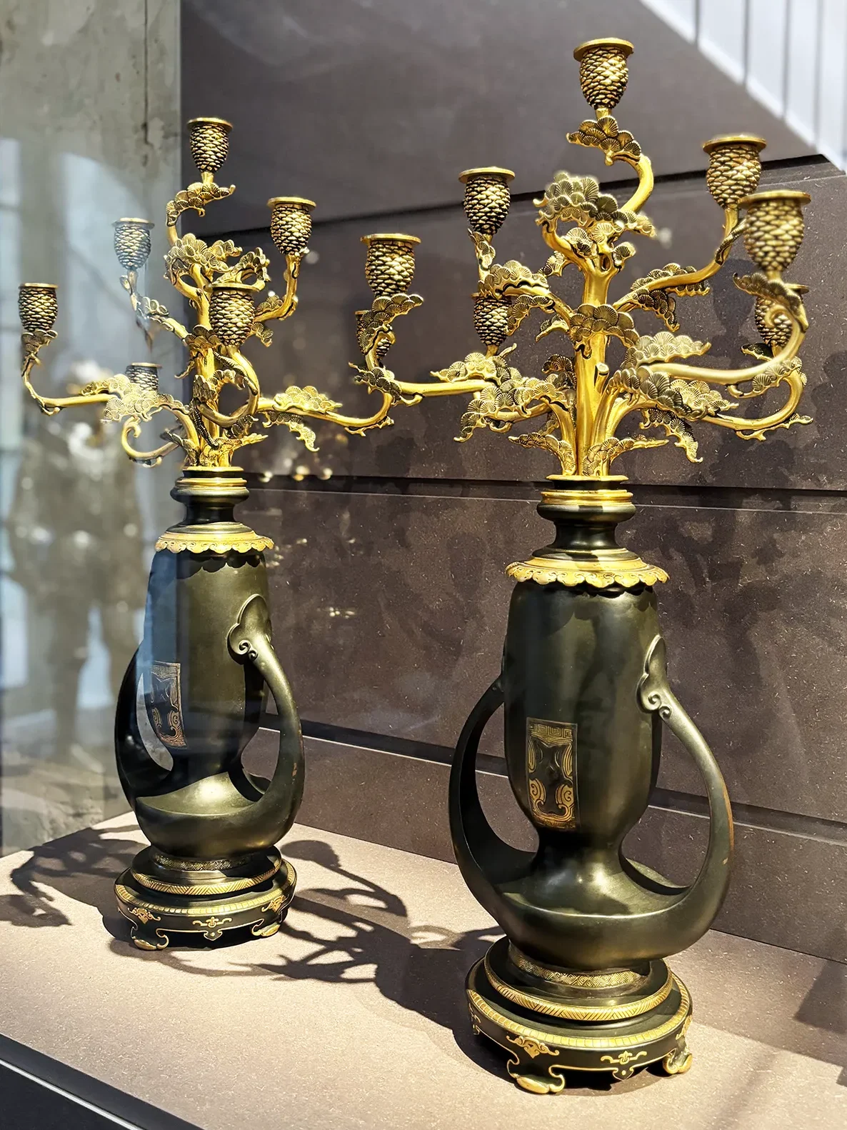 Paire de candélabres reproduit par galvanoplastie vers 1875 par Christofle à partir d'un vase japonais de la période Edo rapporté par Henri Cernuschi, complété par un socle, un col et des bras de lumière en forme de branches de pin, repris d'estampes et de textiles japonais.