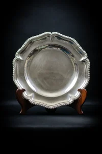 Deuxième plat argenté à bord chantourné, sur support bois
