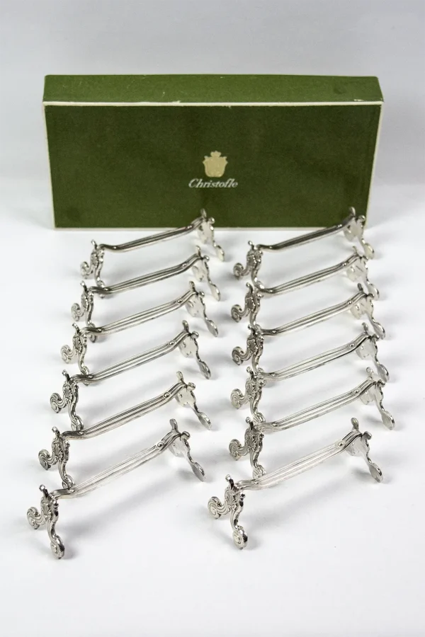 Ensemble de 12 porte-couteaux Christofle en deux rangs.